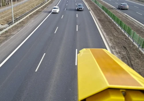 Średnia prędkość na odcinku? Twój telefon to wie, twoje auto raczej nie