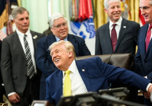 Trump ogłosił zawarcie wstępnego porozumienia pokojowego z Iranem i otwarcie cieśniny Ormuz