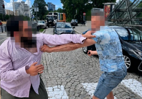 Wyciągnął pałkę teleskopową i bił po głowie. 36-latek zaatakował taksówkarza z Azerbejdżanu przy Dworcu Gdańskim