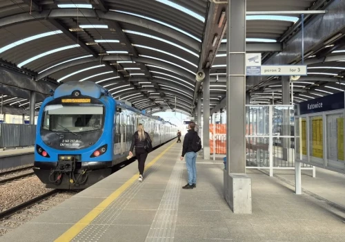 Na perony na stacji Katowice będzie można wjechać windami. Zaczyna się ich montaż