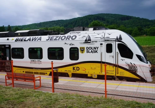WAKACYJNY KIERUNEK: BIELAWA. Nad jezioro i w Góry Sowie dojedziesz teraz pociągiem
