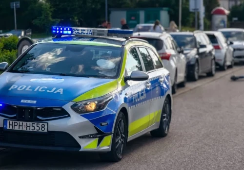 Nastolatek na hulajnodze uderzył w samochód
