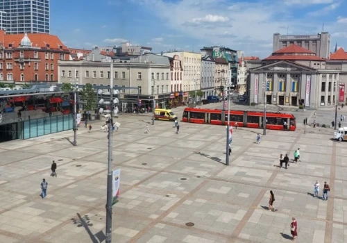 Na rynku w Katowicach mężczyzna usiadł przy kobiecie na ławce i zaczął się onanizować. Dostał mandat