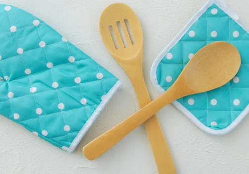 Jak wyczyścić rękawice kuchenne? Tak usuniesz z nich trudne plamy