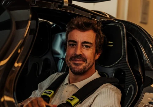 Alonso kusi Le Mans z Verstappenem. Indy odstawia na bok, Dakar wciąż go ciągnie