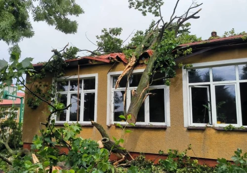 Groźne burze nad Polską. Uszkodzona szkoła, setki interwencji