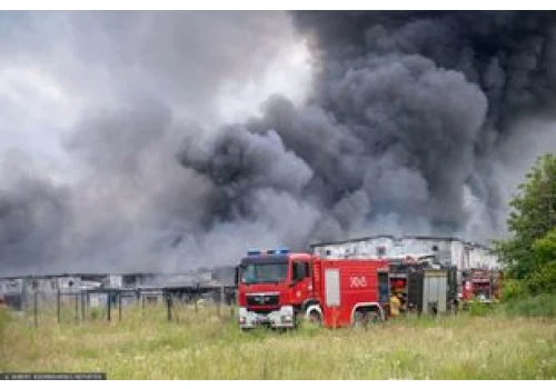 "Działamy w natarciu i obronie". Komunikat służb po pożarze na Pomorzu