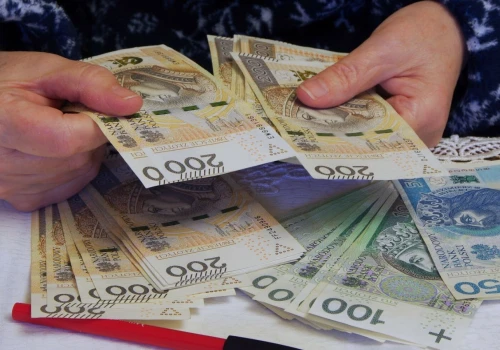 Dwie emerytury w jednym miesiącu. ZUS wyjaśnia, kto dostanie dodatkową wypłatę w lipcu