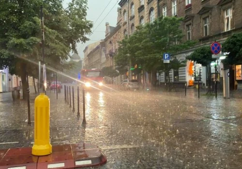 Zalane ulice i torowiska po ulewie nad Krakowem. A to jeszcze nie koniec…