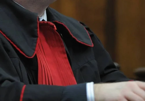 Groził śmiercią politykom. Prokuratura postawiła zarzut mieszkańcowi Koszalina