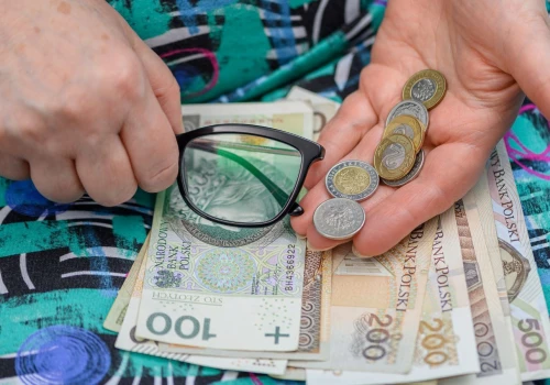 Nawet 1978,49 zł co miesiąc za urodzenie dziecka. Tym kobietom należy się dodatek z ZUS