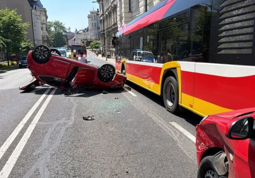 Zderzenie dwóch osobówek i autobusu pod 