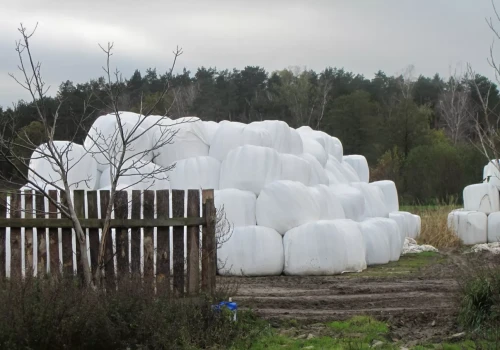 Tych odpadów rolnik nie może wyrzucić do śmietnika. Za błąd grożą wysokie kary