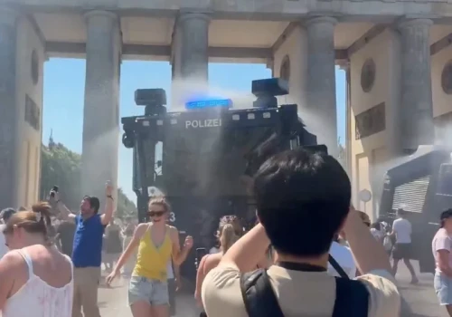 Niemiecki sposób na upał. W Berlinie policja użyła armatek wodnych