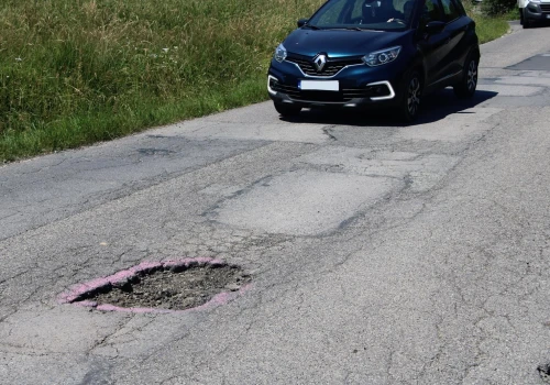 Powiatowe dziury na Żywiecczyźnie straszą! Wstyd i kpina! – ZDJĘCIA