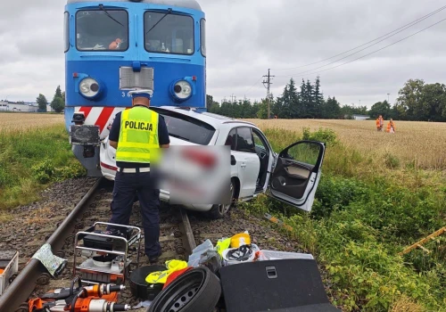 Śmiertelny wypadek na przejeździe kolejowym w Kiszkowie. Nie żyje 41-letni kierowca Audi