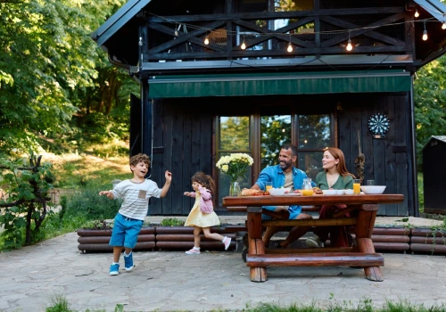 „Żyć po swojemu, każdy w swoim siedlisku”. Klasa średnia z wielkich miast chce mieszkać na wsi, ale kilometr od sąsiada. Dla jednych to ucieczka, dla innych — biznes