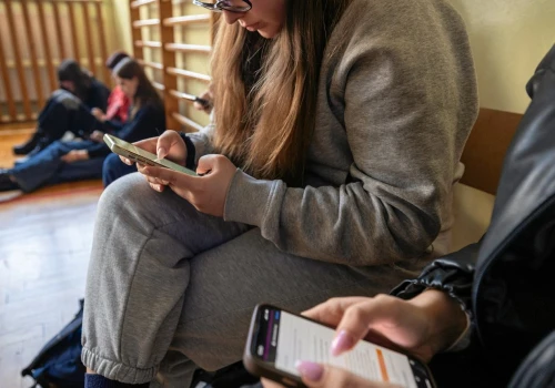 Smartfony w podstawówkach i przedszkolach. Posłowie zdecydowali
