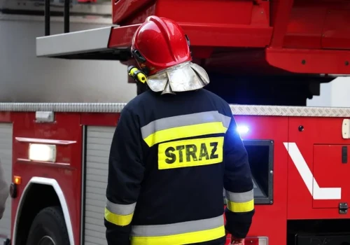 Płonie dach zabytkowego pałacu w Wietrznie, niedaleko Koszalina