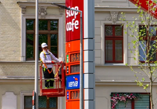 Drogie paliwo. OPEC+ rzuca koło ratunkowe Warszawie