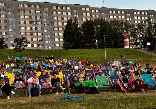 Film pod chmurką na osiedlu Jasna