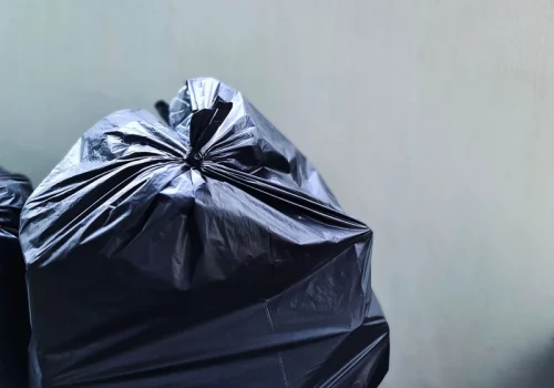 Emeryci mogą nie płacić za śmieci. Wielu nie wie o tej uldze