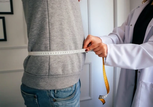 Tłuszcz trzewny przyspiesza starzenie biologiczne niezależnie od BMI – nowe badanie