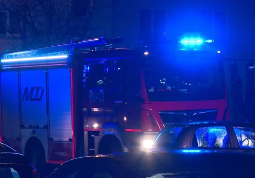 Pożar samochodu w garażu budynku mieszkalnego