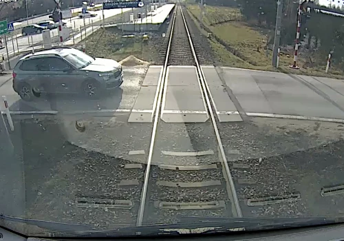 O włos od tragedii na przejazdach kolejowych. POLREGIO publikuje nagrania i ostrzega: „Nie ryzykujcie życia”