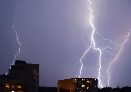 W czasie burzy odłączasz sprzęt od prądu? Ekspert wyjaśnia czy to konieczne