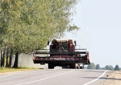 Kombajn z hederem na drodze? Przepisy są jednoznaczne