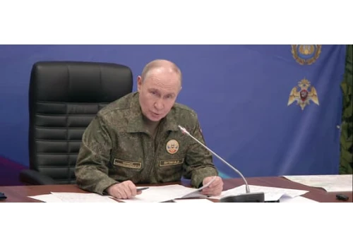 Putin znowu w mundurze. Straszy i dementuje ukraińskie sukcesy