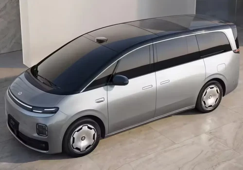 Leapmotor D99 oficjalnie. Ma 1000 V, 2890 l bagażnika i kosztuje od około 137 800 zł