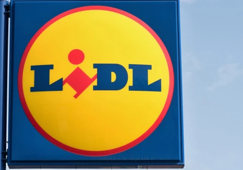Te klapki ze skórzaną wkładką wyglądają jak Birkenstock lub Lasocki. Lidl ma je za 39,99 zł