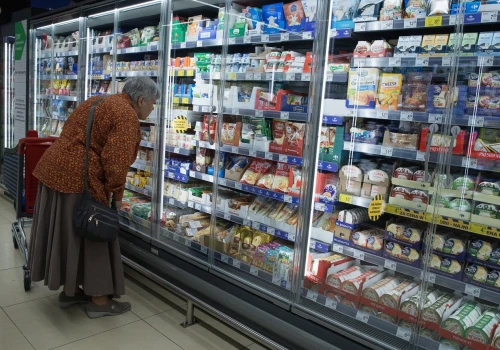 Polacy mogą przepłacać ponad 150 zł na jednym koszyku. Nowy raport porównał ceny w sklepach