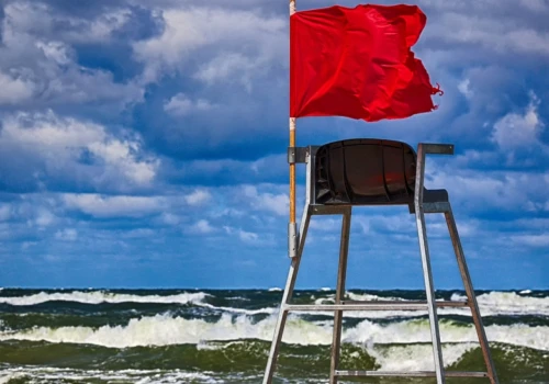 Zakaz kąpieli nad Bałtykiem. Czerwone flagi na plażach