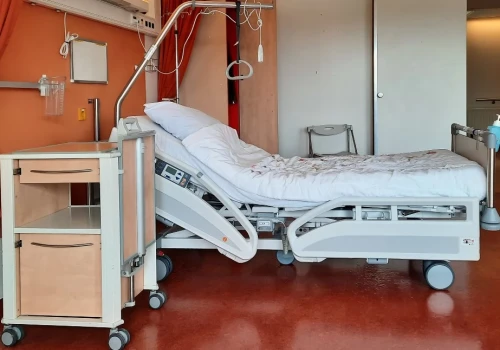 Rzecznik Praw Pacjenta: zakłady opieki długoterminowej nie mogą ograniczać przepustek pacjentów