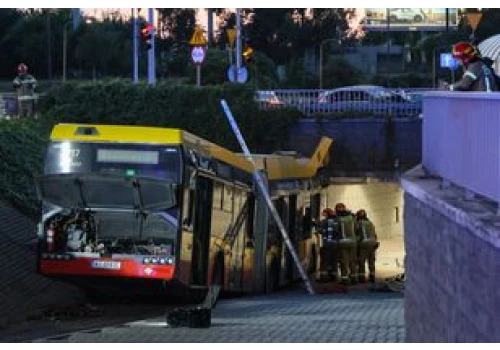Wypadek autobusu 186 w Warszawie. Prokuratura bada dwie wersje zdarzeń