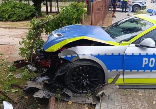 Policyjny Mustang GT rozbity pod Radomiem. 450-konne auto, po 4 miesiącach w roli radiowozu, rozbite o ogrodzenie