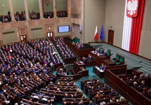 KO traci przewagę. Najnowszy sondaż pokazuje, kto zyskuje na zmianach