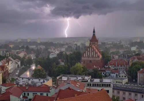 IMGW wydaje ostrzeżenia przed silnym deszczem i burzami