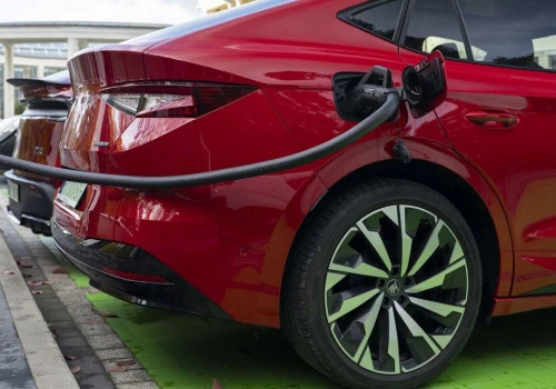 Polacy nie chcą elektryków. Bez dopłat sprzedaż nurkuje