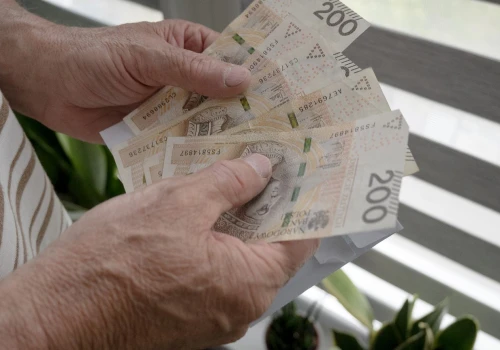 Jeden przelew z ZUS może oznaczać kosztowną pomyłkę. Seniorzy muszą uważać