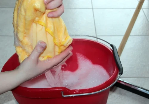 Dodaję dwie krople do wiadra z wodą i umyta podłoga pachnie godzinami