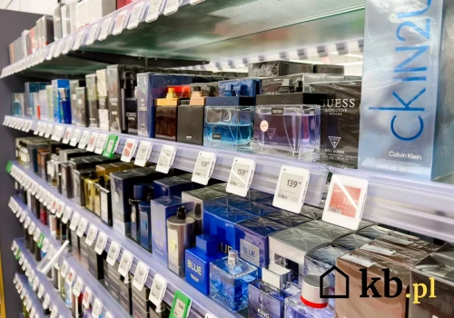 Klientki zaskoczone na zakupach. Rossmann mocno przecenił perfumy sygnowane nazwiskiem gwiazdy