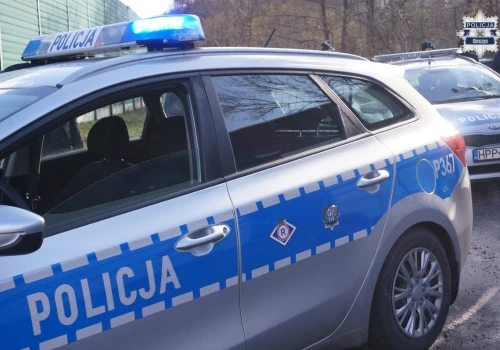 Śmigłowiec LPR na wiślance. Trzy osoby trafiły do szpitala po zderzeniu aut w Ochabach