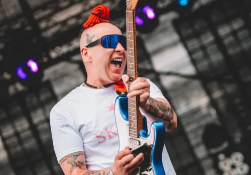 Luxon gitarzysta Skolima odsłonił pośladki w damskich stringach