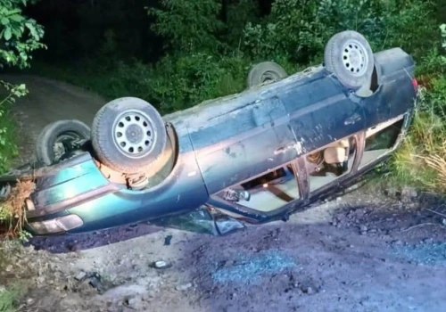 17-latek bez prawa jazdy i po alkoholu dachował samochodem. Na dachu jechały 4 osoby, jeden z pasażerów nie żyje