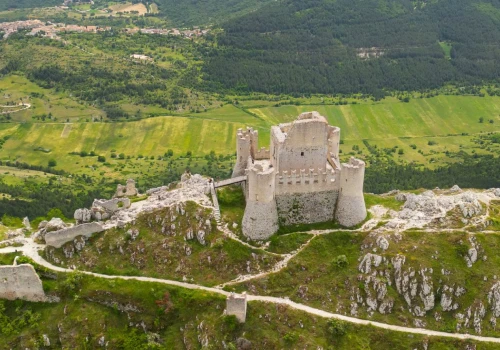 National Geographic wyróżnił jeden zamek. Ma blisko tysiąc lat i stoi wysoko w górach