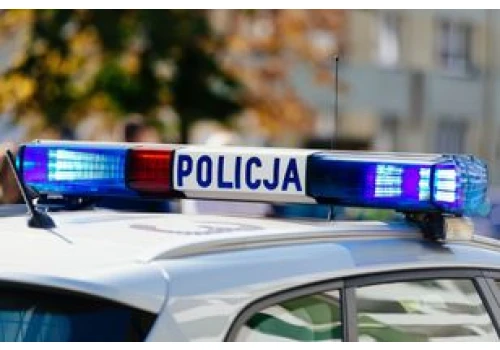 W gminie Nowiny mężczyzna wszedł na dach i groził, że skoczy. Policjanci bezpiecznie sprowadzili go na dół